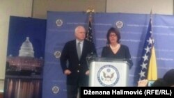 Senator John McCain i ambasadorica SAD u BiH Maureen Cormack na konferenciji za novinare u Sarajevu