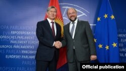 Kyrgyz President Almazbek Atambaev with the President of the European Parliament Martin Schulz in Brussels on September 17. 