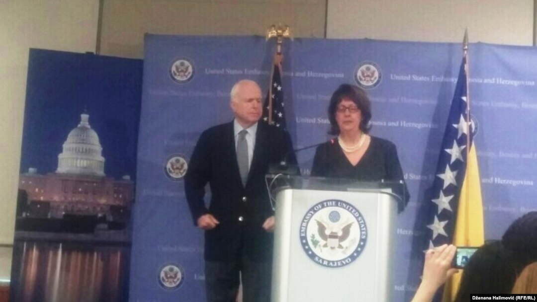 Senator John McCain i ambasadorica SAD u BiH Maureen Cormack na konferenciji za novinare u Sarajevu