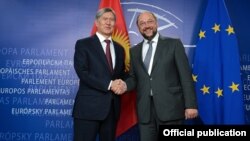 Алмазбек Атамбаев Европарламенттин төрагасы Мартин Шульц менен жолугууда, 17-сентябрь, 2013-жыл