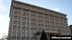 У здания министерства иностранных дел Таджикистана в Душанбе.