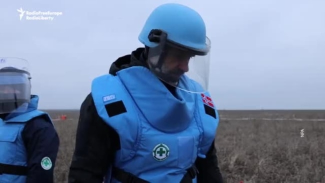 Bosnia's Demining Dogs Sniff Out Land Mines In Ukraine 