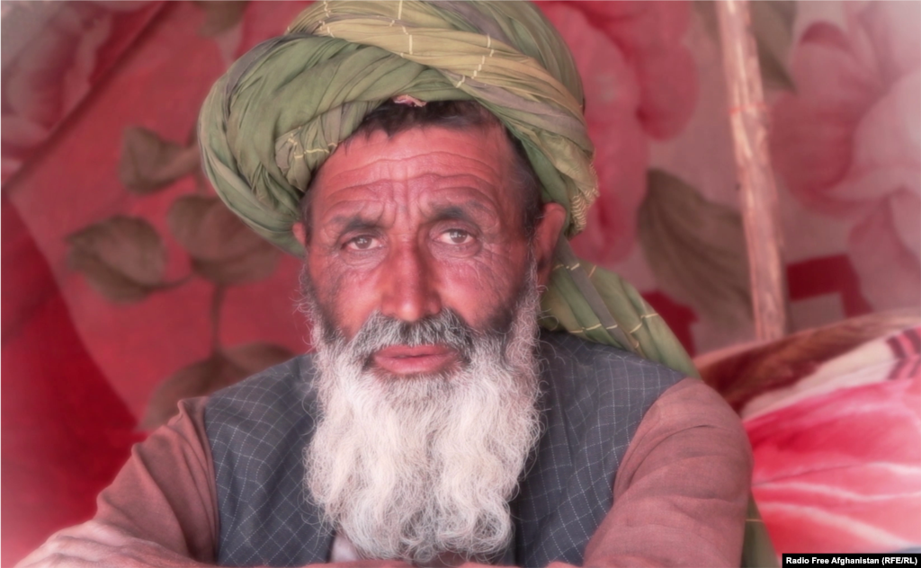 Пожилой мужчина из Бадгиса, покинувший регион, где он жил, из-за засухи.