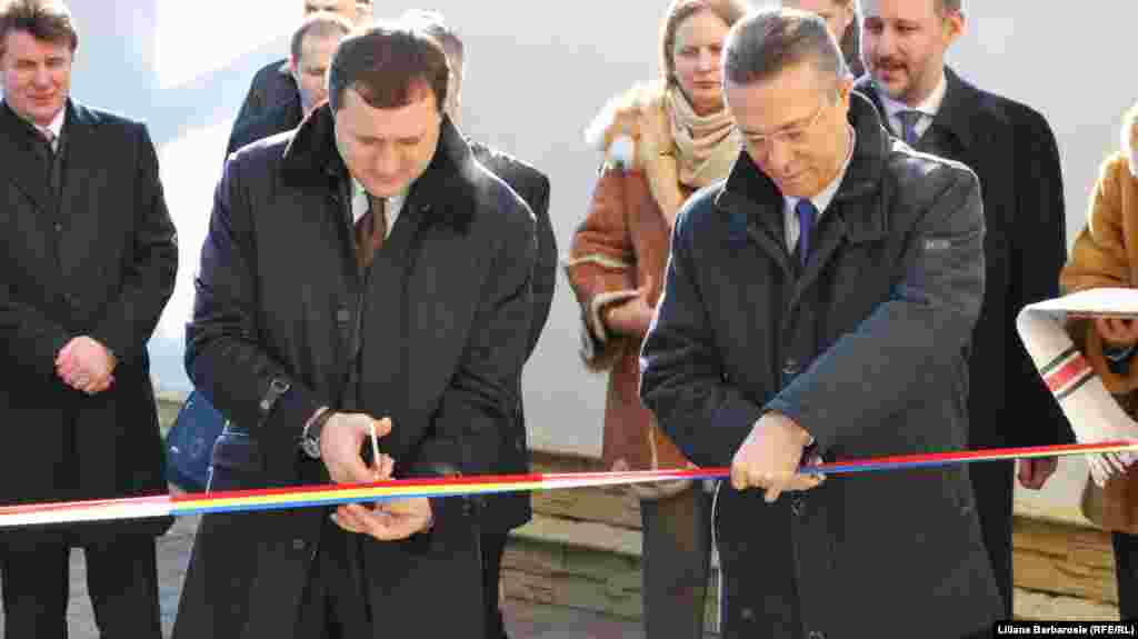 Premierul Republicii Moldova Vlad Filat (stânga) şi ministru de externe al României, Cristian Diaconescu.