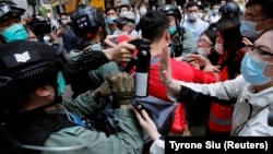 У поліції повідомили, що затримали понад 300 осіб, переважно за підозрою в участі у незаконному мітингу