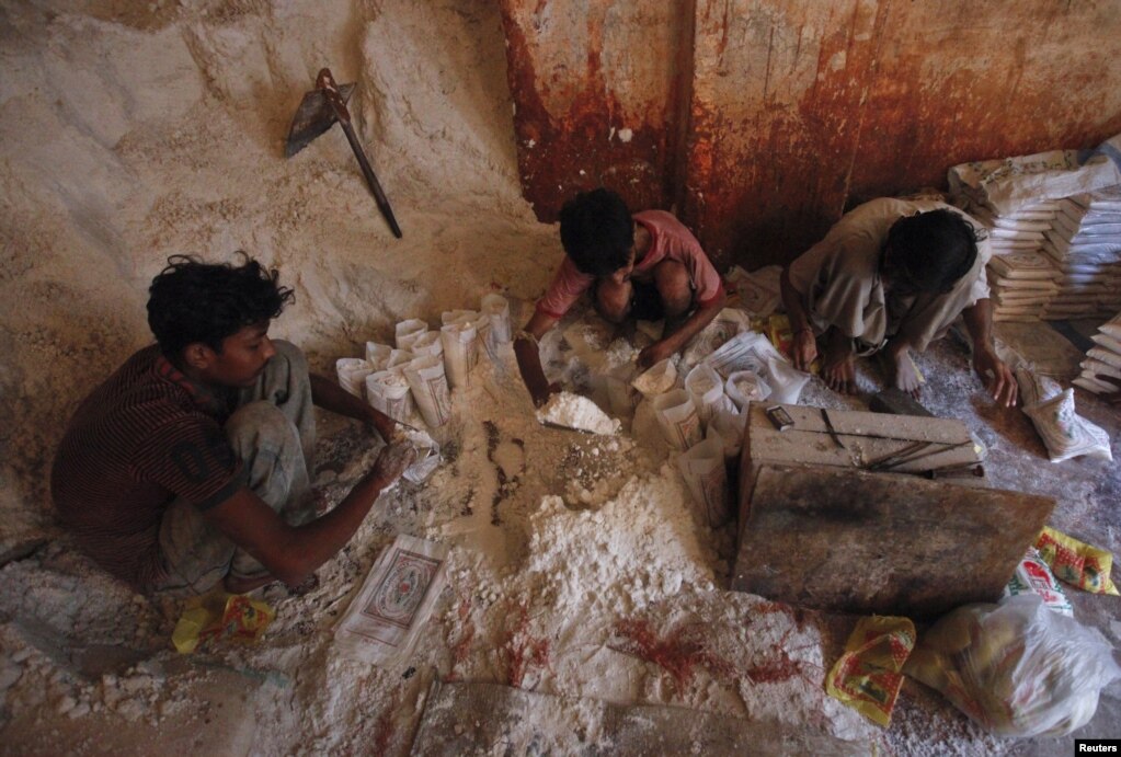Công nhân đóng gói muối hồng tại một nhà máy để bán tại các chợ ở Karachi.