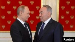 Президент России Владимир Путин и президент Казахстана Нурсултан Назарбаев (справа). 