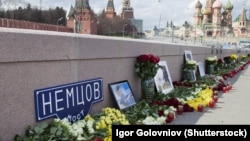 Russia -- Flowers at the place of murder of the russian opposition leader Boris Nemtsov, 18Apr2015