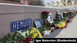 Народный мемориал на месте убийства Бориса Немцова 