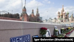 Цветы на месте убийства Бориса Немцова