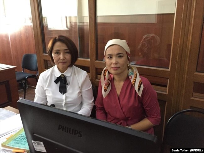 Айгуль Акбердиева (справа), жена Абловаса Джумаева, и ее адвокат Жанар Сундеткалиева в зале суда. Актау, 24 сентября 2018 года.