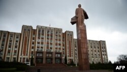 Statuia lui Lenin în fața clădirii Sovietului suprem și a executivului de la Tiraspol