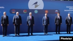 Ташкилотга аъзо давлатлар лидерлари Ереванда.