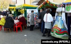 Вуліцы райцэнтру ператварыліся ў гандлёвыя і выставачныя шэрагі