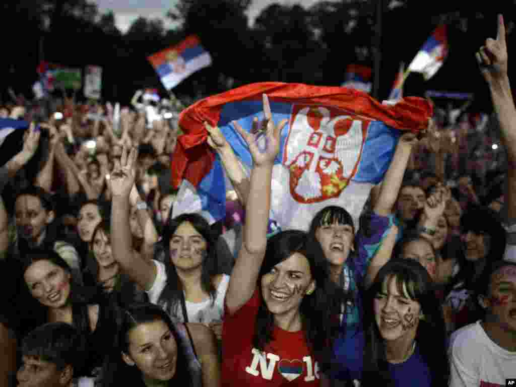 Najbolji teniser sveta i šampion Vimbldona Novak Đoković dočekan je u Beogradu na platou ispred Doma Narodne skupštine pred 100.000 ljudi, 04.07.2011. Foto: AP / Marko Drobnjaković