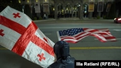 АКШ менен Грузиянын желектери. 