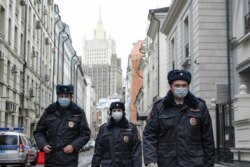 Полицейские в защитных масках патрулируют московские улицы, 2 апреля 2020 года