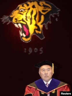 Нұрсұлтан Назарбаев Оңтүстік Корея университетінде сөйлеп тұр. Сеул, 23 сәуір 2010 жыл.