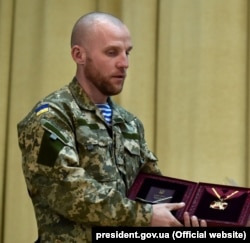 Максим Миргородський під час нагородження орденом Богдана Хмельницького 1 ступеню, квітень 2015 року