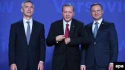 Polşanyň prezidenti Andrzej Duda (sagdan birinji), Türkiýäniň prezidenti Rejep Taýýyp Erdogan (sagdan ikinji) we NATO-nyň baş sekretary Jens Stoltenberg. 8-nnji iýul, 2016 ý.