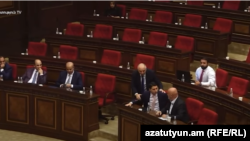 İstintaq Komitəsinin sədri Arqişti Karamyan (solda) və parlamentin deputatı Ovik Aqazaryan parlament dinləmələri zamanı mübahisə edirlər.