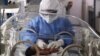 Një infermiere kujdeset për një foshnje të infektuar me COVID-19 në Meksikë. 4 shkurt 2021. Fotografi ilustruese.