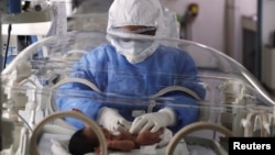 Një infermiere kujdeset për një foshnje të infektuar me COVID-19 në Meksikë. 4 shkurt 2021. Fotografi ilustruese.
