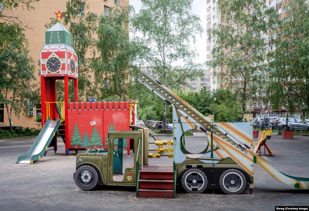 Një kënd lojërash në Reutov, në lindje të Moskës, shfaq sistemin raketor i artilerisë, Katyusha.Kjo fotografi është një nga disa që janë publikuar më 1 qershor nga kolektivi gazetaresk rus, Bereg, i cili ka vënë në pah se këndet e lojërave në mbarë Rusinë së voni kanë tematikë lufte.
