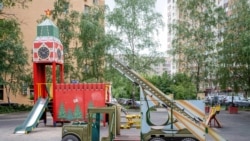 На детской площадке в Реутове к востоку от Москвы установлена модель реактивной системы залпового огня «Катюша».</br><br>Этот снимок стал одним из нескольких, опубликованных 1 июня коллективом российских журналистов «Берег», который обратил внимание на недавнее появление военных детских площадок по всей России.<br><br>