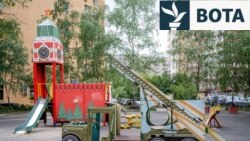 Një kënd lojërash në Reutov, në lindje të Moskës, shfaq sistemin raketor i artilerisë, Katyusha.<br><br>Kjo fotografi është një nga disa që janë publikuar më 1 qershor nga kolektivi gazetaresk rus, Bereg, i cili ka vënë në pah se këndet e lojërave në mbarë Rusinë së voni kanë tematikë lufte.<br><br>