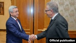 Armenia - President Serzh Sarkisian (L) meets with Gianni Buquicchio, head of the Venice Commission, Yerevan, 8Oct2015.