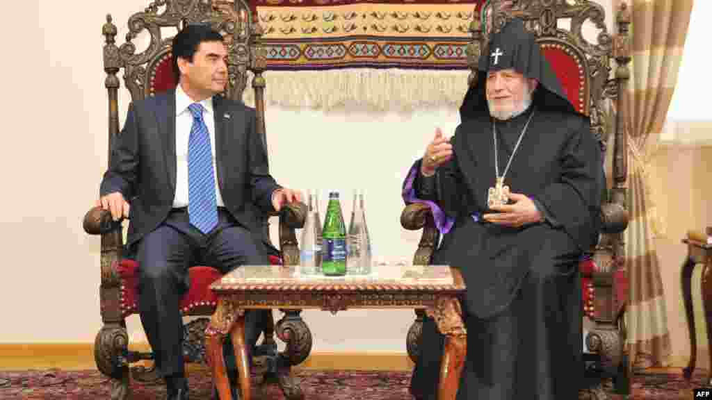 Erməni katolikosu II Karegin T&uuml;rkmənistan prezidenti ilə g&ouml;r&uuml;ş&uuml;r. 30 noyabr 2012
