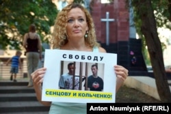 Участница пикета в поддержку Сенцова и Кольченко