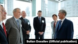 Президент Алмазбек Атамбаевдин америкалык чоң компаниялардын өкүлдөрү менен жолугушуусу. Нью-Йорк. 21-сентябрь, 2017-жыл.