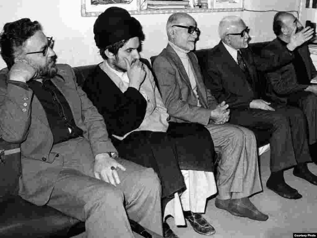 از سمت راست: احمد صدر حاج‌سیدجوادی، یدالله سحابی، مهدی بازرگان، سیدحسین خمینی(نوه  آیت‌الله خمینی) و ابرهیم یزدی