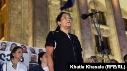 სალომე ზურაბიშვილი პარლამენტის წინ დამონტაჟებულ სცენაზე, სიტყვით გამოსვლისას. ფოტო გადაღებულია 2025 წლის 28 ივნისს. 