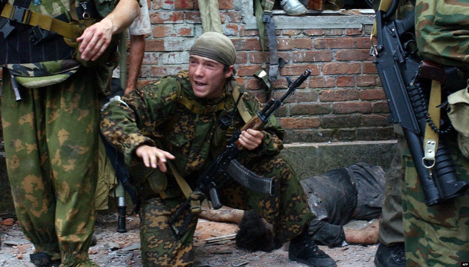 Ресей арнайы жасағы мектепке шабуыл жасаған сәт. 3 қыркүйек 2004 жыл. 