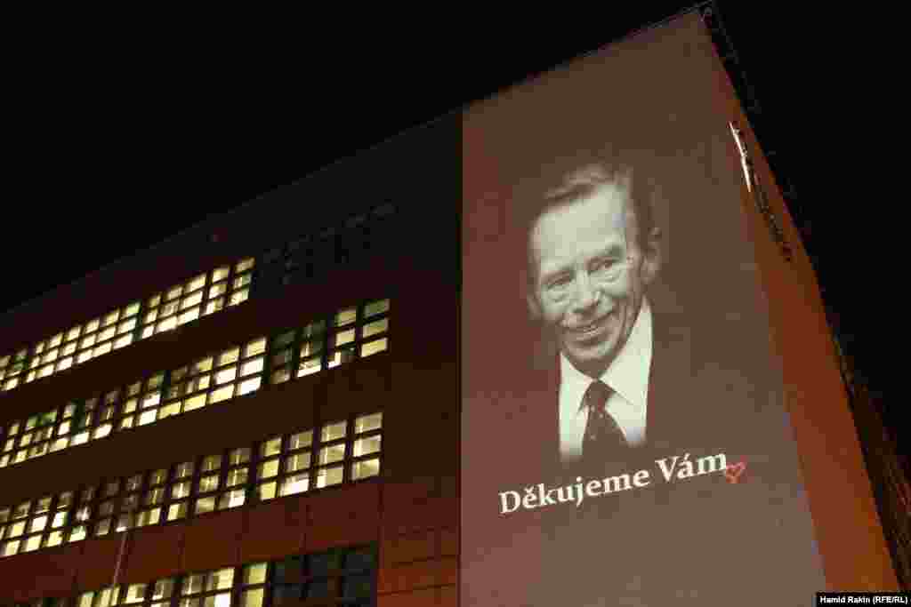 U znak poštovanja i zahvalnosti za velikog prijatelja Vaclava Havela, Radio Slobodna Evropa projicira njegovu fotografiju sa riječima zahvale na češkom jeziku na zgradu svog sjedišta u Pragu.
