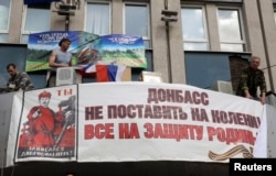 Захваченное здание СБУ в Луганске
