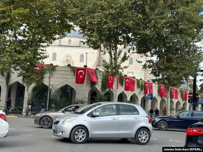 Xhamia e Namazgjasë e zbukuruar me flamuj të Shqipërisë dhe Turqisë.