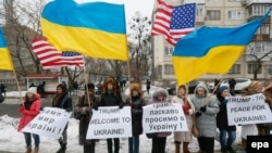 Activiști ucraineni în fața ambasadei SUA la Kiev, invitându-l pe Trump în Ucraina, 20 ianuarie 2017