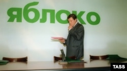 Иллюстративное фото: Григорий Явлинский на фоне баннера партии "Яблоко"