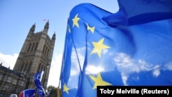 Zastava EU ispred Parlamenta Velike Britanije, London