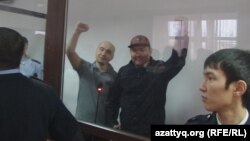 Гражданские активисты Макс Бокаев (слева) и Талгат Аян в суде. Атырау, 28 ноября 2016 года.