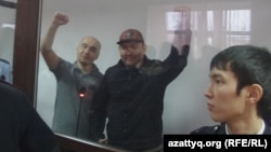 Гражданские активисты Макс Бокаев (слева) и Талгат Аян в суде первой инстанции. Атырау, 28 ноября 2016 года.
