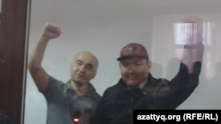 Гражданские активисты Макс Бокаев (слева) и Талгат Аян в суде в день оглашения им приговора. Атырау, 28 ноября 2016 года.