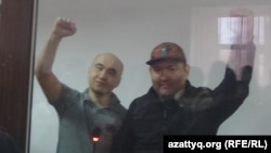 Гражданские активисты Талгат Аян и Макс Бокаев (слева) в суде. Атырау, 28 ноября 2016 года.
