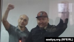 Гражданские активисты Макс Бокаев (слева) и Талгат Аян после оглашения им приговора. Атырау, 28 ноября 2016 года.