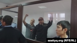 Гражданские активисты Талгат Аян и Макс Бокаев (слева) в суде. Атырау, 28 ноября 2016 года.