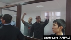 Гражданские активисты Макс Бокаев (второй слева) и Талгат Аян (второй справа) в суде в день оглашения им приговора. Атырау, 28 ноября 2016 года.